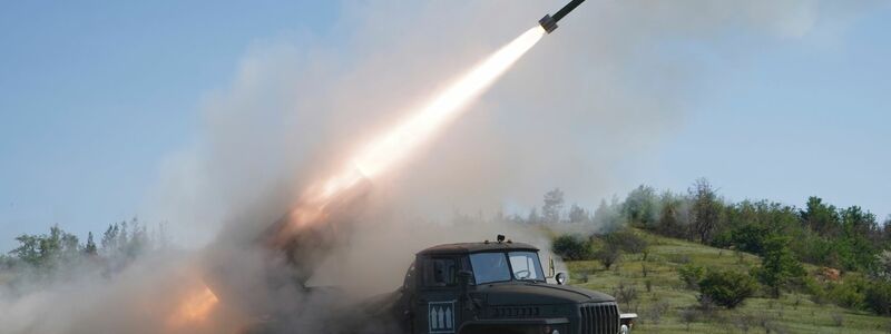 An der Front steht die Ukraine weiter stark unter Druck  - Foto: Andrii Marienko/AP/dpa