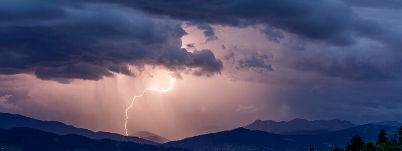 Am Alpenrand blitzt es meist besonders oft. (Archivbild) - Foto: Jan Eifert/dpa