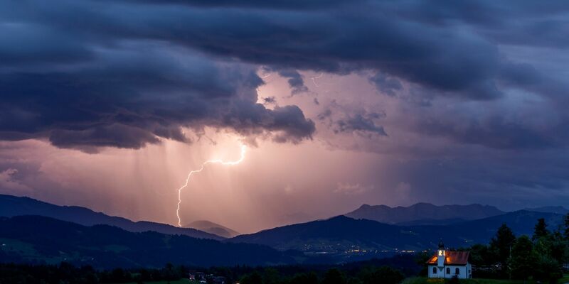 Im Süden Deutschlands sollen die Unwetter besonders heftig werden. (Archivbild) - Foto: Jan Eifert/dpa