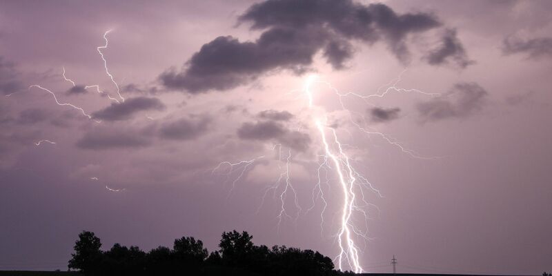 Das Wetter wird ungemütlich. Regionen in der Südhälfte müssen sich auf starke Gewitter einstellen. - Foto: Alexander Wolf/onw-images/dpa