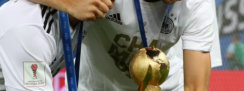 2017 holte Goretzka (r.) mit Kimmich den Confed-Cup-Pokal.  - Foto: picture alliance / Christian Charisius/dpa
