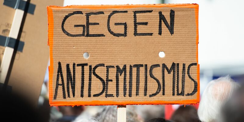 Viele Menschen in Deutschland wenden sich gegen Antisemitismus - im Alltag gibt es dennoch Tausende von Vorfällen. (Archivbild) - Foto: Christophe Gateau/dpa