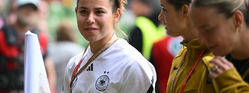 Lena Oberdorf (l) schafft es nach langer Verletzungspause nicht mehr zur EM. - Foto: Carmen Jaspersen/dpa