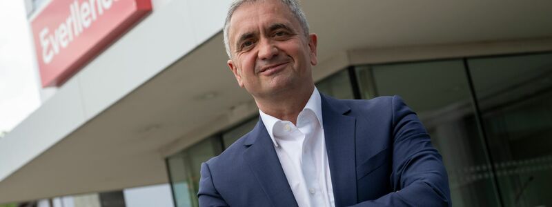 Der Vorstandsvorsitzende Uwe Lauber präsentiert vor der Unternehmenszentrale den Schriftzug Everllence. - Foto: Stefan Puchner/dpa
