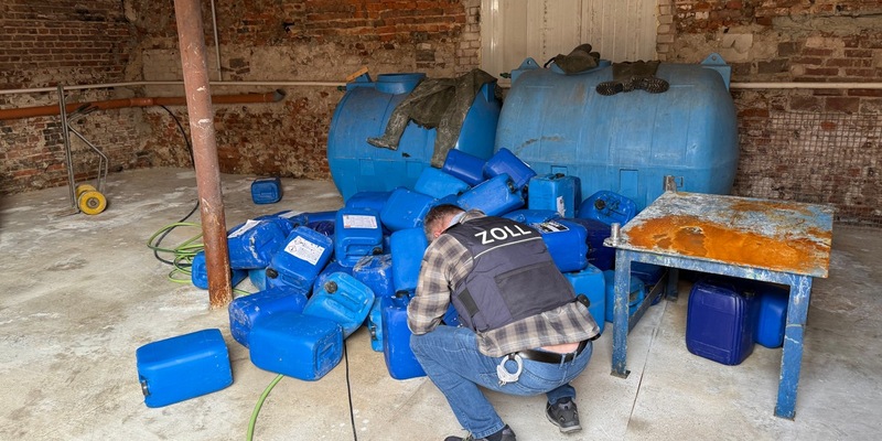 ZOLL-E: Staatsanwaltschaft Köln und Zollfahndung Essen decken illegales Großlabor für synthetische Drogen in Kerpen auf / 24 Personen festgenommen - Foto: presseportal.de