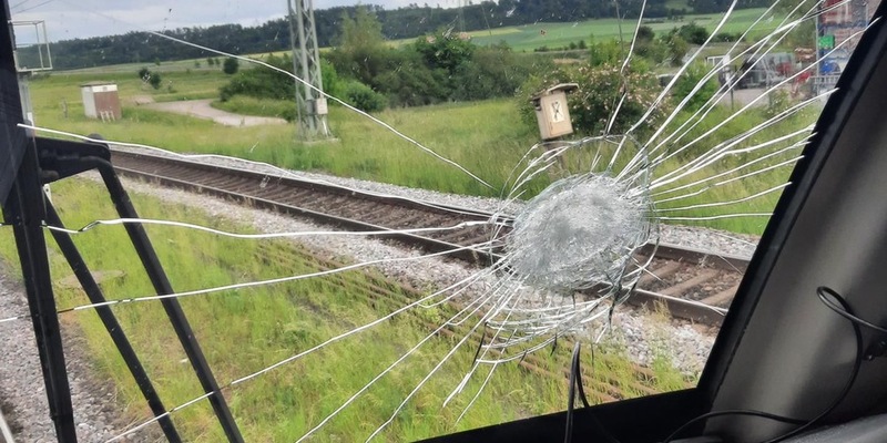 POL-MFR: (573) Stein auf Frontscheibe eines fahrenden Güterzugs geworfen - Ansbacher Mordkommission sucht Zeugen - Foto: presseportal.de