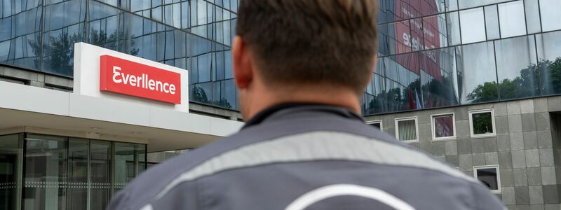 Mitarbeiter haben auf ihren Overalls noch das alte Logo von MAN, aber das Augsburger Traditionsunternehmen heißt nun Everllence. - Foto: Stefan Puchner/dpa