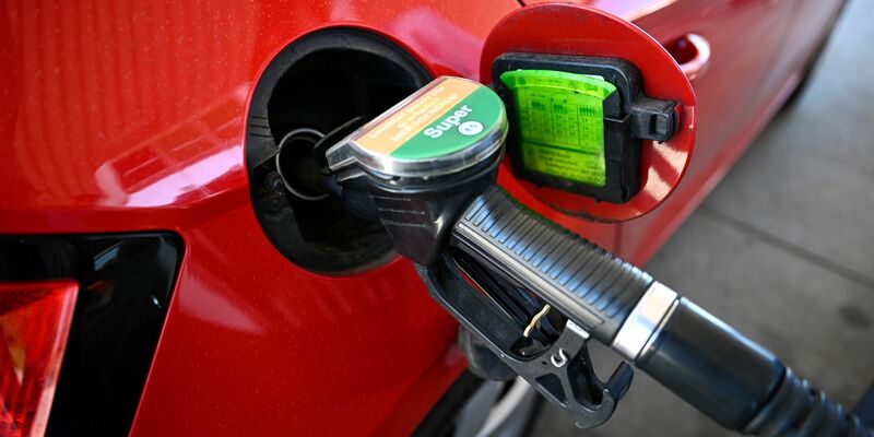 Wer an der Autobahn tankt, zahlt meistens deutlich drauf. (Symbolbild) - Foto: Philip Dulian/dpa