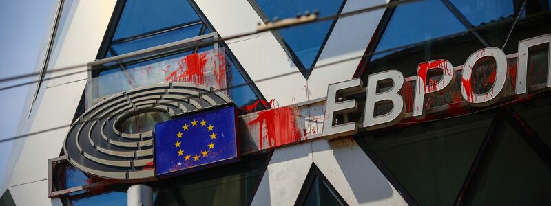 «Nein zum Euro» steht auf diesem Graffito an einer Wand in der Hauptstadt Sofia. - Foto: Valentina Petrova/AP/dpa