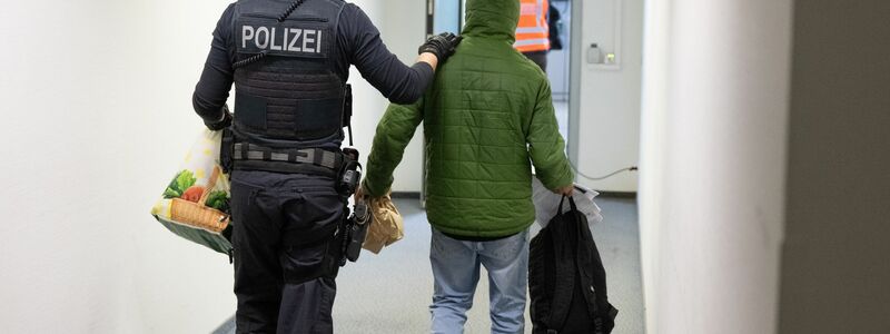 Wer in Ausreisegewahrsam oder Abschiebehaft kommt, soll von Amts wegen keinen Rechtsbeistand mehr erhalten. Es steht diesen Menschen aber frei, sich selbst einen Anwalt zu suchen. (Archivbild) - Foto: Boris Roessler/dpa