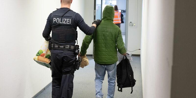 Mit Hilfe zusätzlicher Druckmittel sollen Abschiebungen nach der Vorstellung der EU-Staaten zukünftig schneller gehen. (Symbolbild) - Foto: Boris Roessler/dpa