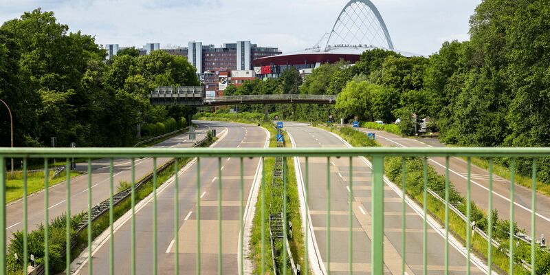  20.000 Menschen mussten ihre Wohnungen verlassen, Straßen wurden gesperrt, auch der Bahnverkehr über den Rhein kam zum Erliegen. - Foto: Christoph Reichwein/dpa