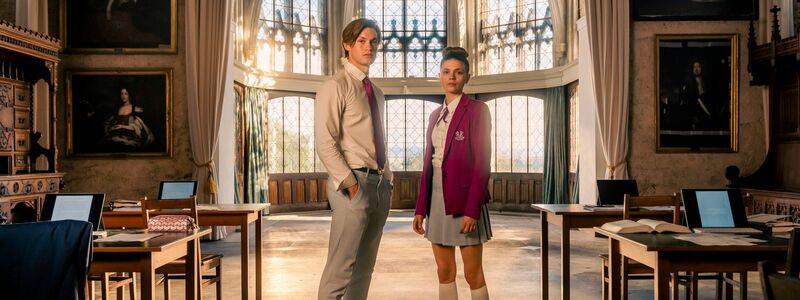 Damian Hardung als James und Harriet Herbig-Matten als Ruby im Rittersaal von Schloss Marienburg. - Foto: Stephan Rabold/Prime Video/dpa