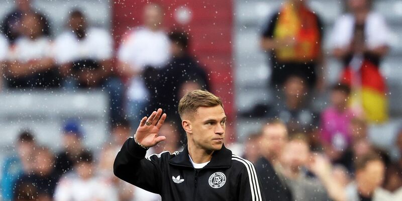 Rudi Völler (l) verlangt im Spiel um Platz drei der Nations League eine bessere Leistung des DFB-Teams. - Foto: Christian Charisius/dpa