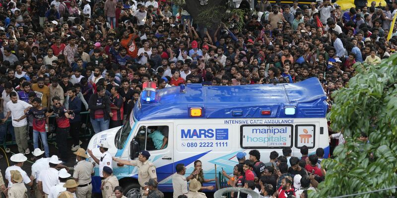 Kricket-Fans in Bengaluru jubeln ihrem Heimteam zu, das in einem Bus sitzt. - Foto: Aijaz Rahi/AP/dpa