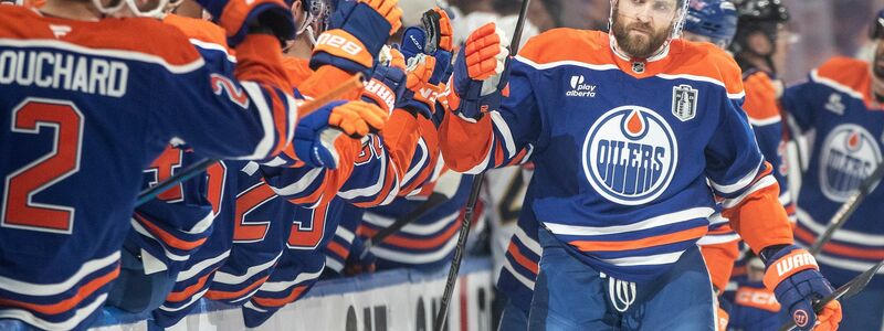  Leon Draisaitl wird nach seinem Treffer von seinen Teamkollegen gefeiert. - Foto: Jason Franson/The Canadian Press via AP/dpa