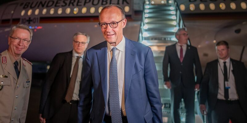 Kanzler Merz ist zu seinem 17-stündigen Antrittsbesuch in Washington gelandet. - Foto: Michael Kappeler/dpa