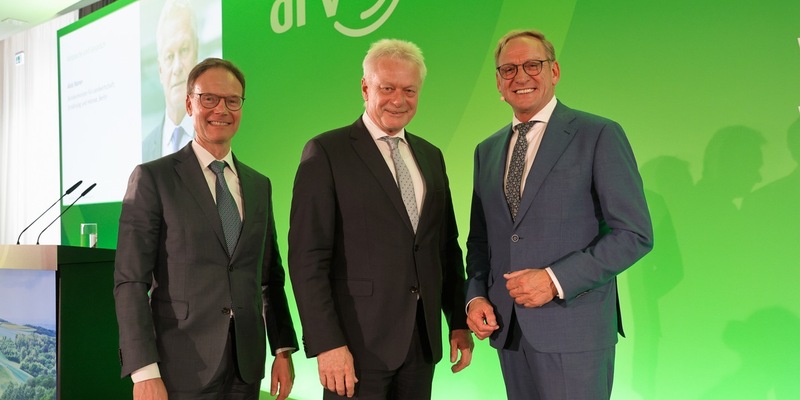 Bundeslandwirtschaftsminister Alois Rainer beim Deutschen Raiffeisentag: Genossenschaften sind Macher und nicht Verhinderer / Vom Deutschen Raiffeisentag 2025 geht Aufbruchstimmung aus. - Foto: presseportal.de