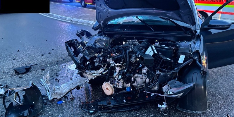 POL-PDKH: Verkehrsunfall aufgrund Vorfahrtsverletzung; Vollsperrung auf der B428. - Foto: presseportal.de