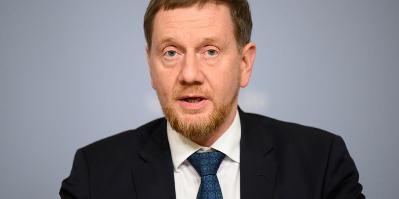 Die Länder seien sich einig in ihrer Forderung nach Ersatz ihrer Kosten, sagt der Vorsitzende der Ministerpräsidentenkonferenz, Michael Kretschmer. (Archivbild) - Foto: Robert Michael/dpa