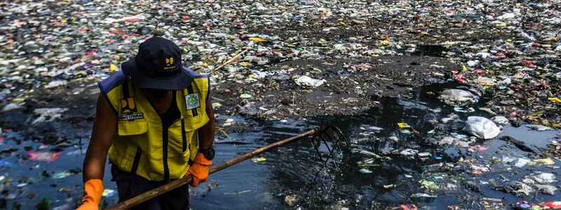 Die Reinigungsaktionen der Behörden sind sehr aufwendig - aber meist kehrt der Müll schon bald wieder zurück. - Foto: Dimas Rachmatsyah/ZUMA Press Wire/dpa