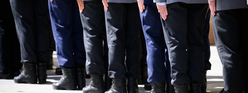Öffentliches Gelöbnis vor dem Abgeordnetenhaus - Foto: Bernd von Jutrczenka/dpa