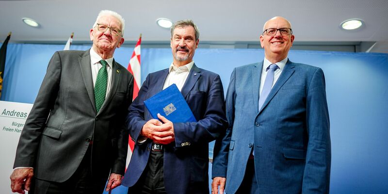 Drei Länder für die Raumfahrt: Deutschland soll mehr Geld geben. Dafür machen sich Winfried Kretschmann (l-r), Markus Söder und Andreas Bovenschulte stark. - Foto: Kay Nietfeld/dpa