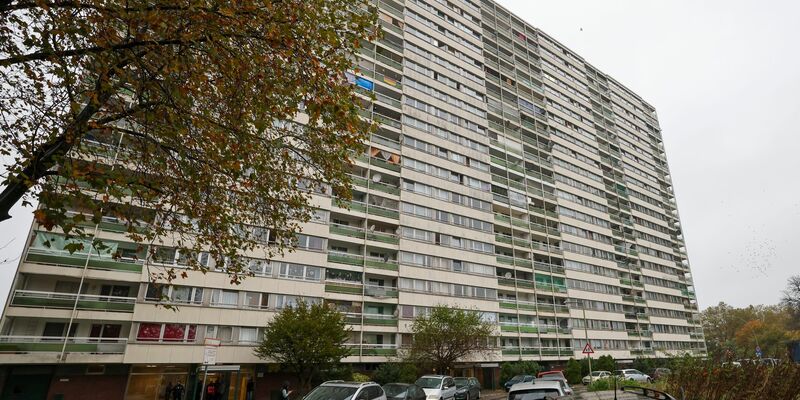 Meldekontrolle durch verschiedene Behörden am Problem-Hochhaus «Weißer Riese» im Stadtteil Homberg, - Foto: Christoph Reichwein/dpa