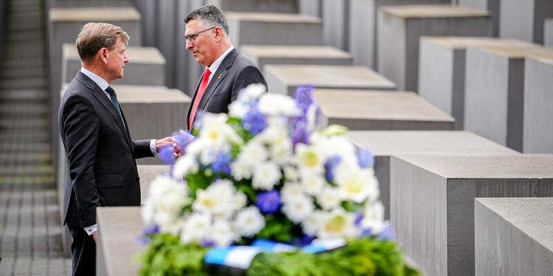 Außenminister Johann Wadephul legt am Holocaust-Mahnmal in Berlin gemeinsam mit seinem israelischen Amtskollegen Gideon Saar einen Kranz nieder. - Foto: Kay Nietfeld/dpa