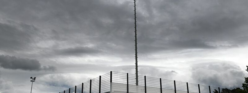 Dunkle Wolken über dem Trainingsplatz: Das Wetter passte zur tristen Stimmung im DFB-Quartier am Tag nach dem 1:2 gegen Portugal. - Foto: Federico Gambarini/dpa