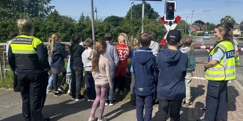 BPOL-FL: Bahn und Bundespolizei erklären Kindern richtiges Verhalten am Bahnübergang - Foto: presseportal.de
