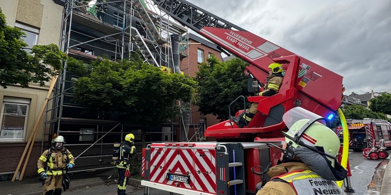 FW-NE: Dachstuhlbrand im Dreikönigenviertel | Schneller Löschangriff verhindert Brandausbreitung - Foto: presseportal.de