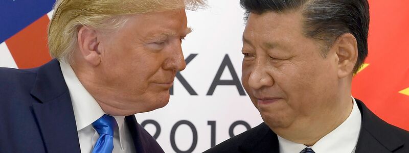 Inmitten des schweren Handelskonflikts zwischen den USA und China haben Donald Trump und Xi Jinping (r) miteinander telefoniert. (Archivbild) - Foto: Susan Walsh/AP/dpa
