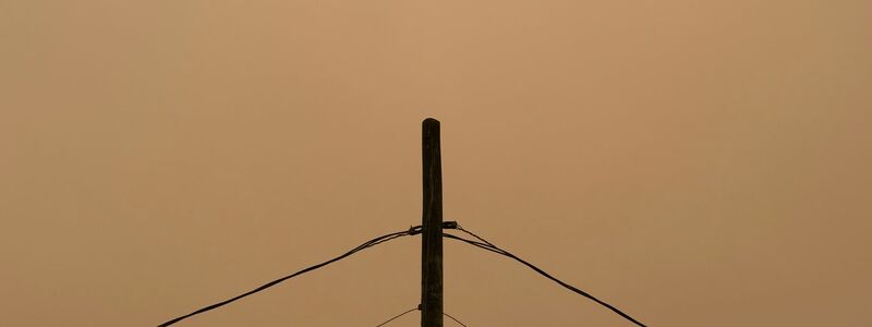 Rauch verdeckt die Sonne, während Waldbrände im Norden Manitobas wüten. - Foto: David Lipnowski/The Canadian Press/AP/dpa
