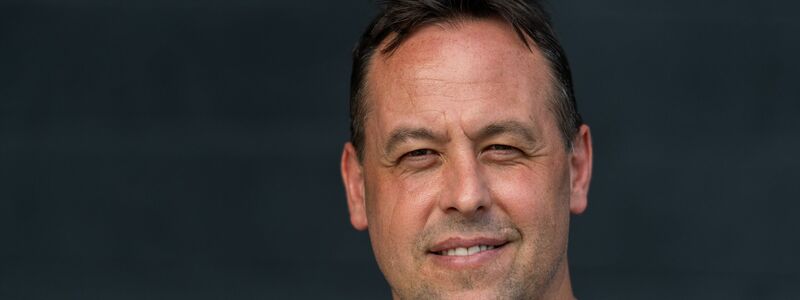 Mit Ex-Bundestrainer Marco Sturm gibt es erstmals einen deutschen NHL-Cheftrainer. - Foto: Maximilian Haupt/dpa