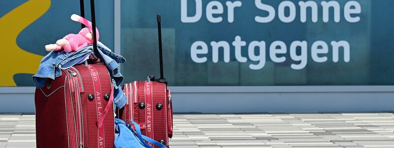 Die Vorfreude auf den Urlaub ist groß - bis stundenlange Verspätungen an den Nerven zehren. (Archivbild) - Foto: Uwe Zucchi/dpa/dpa-tmn