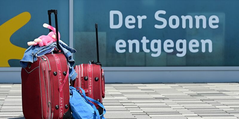 Die Vorfreude auf den Urlaub ist groß - bis stundenlange Verspätungen an den Nerven zehren. (Archivbild) - Foto: Uwe Zucchi/dpa/dpa-tmn