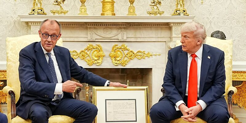 Donald Trump empfing Friedrich Merz mit warmen Worten im Oval Office.  - Foto: Michael Kappeler/dpa Pool/dpa