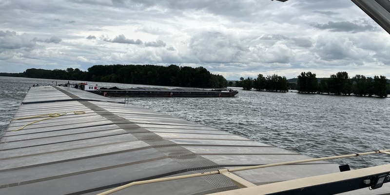 PP-ELT: Havarie eines Güterschubverbandes bei RKM 523 - Keine Verletzten, Bergung für den Folgetag geplant - Foto: presseportal.de