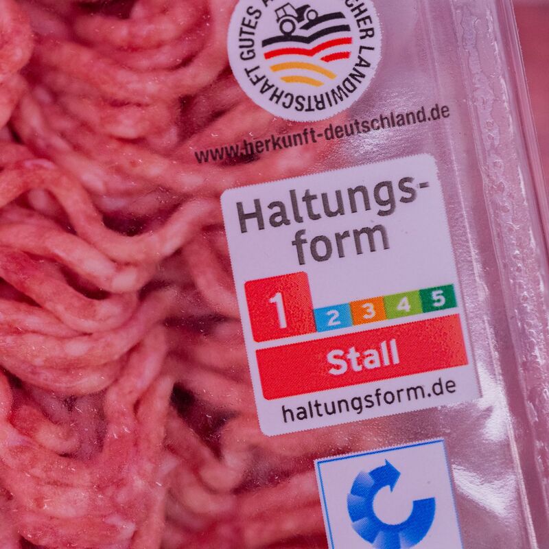 Bei Rindfleisch aus dem SB-Regal kamen 2024 noch 62,4 Prozent aus der untersten Haltungsstufe 1 - nach 75,6 Prozent im Jahr zuvor. - Foto: Rolf Vennenbernd/dpa