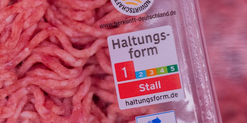 Bei Rindfleisch aus dem SB-Regal kamen 2024 noch 62,4 Prozent aus der untersten Haltungsstufe 1 - nach 75,6 Prozent im Jahr zuvor. - Foto: Rolf Vennenbernd/dpa
