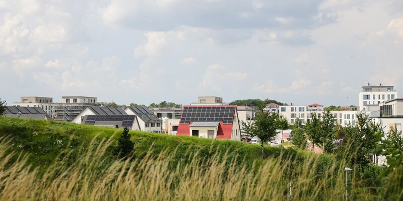 Der Anstieg der Kreditzinsen schreckte in den vergangenen drei Jahren viele Immobilieninteressenten ab. Die Folge waren sinkende Preise - doch diese Phase ist nun beendet. (Symbolbild) - Foto: Christian Charisius/dpa