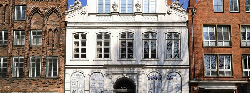 Das Buddenbrookhaus in der Innenstadt von Lübeck. (Archivbild) - Foto: Christian Charisius/dpa