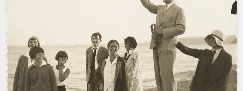 Thomas Mann gestikulierend am Strand, unter anderem neben Ilse Dernburg, Elisabeth Mann, Michael Mann, Golo Mann, Katia Mann und Monika Mann. (Archivbild) - Foto: Fritz Krauskopf, Königsberg/ETH-Bibliothek Zürich, Thomas-Mann-Archiv/dpa