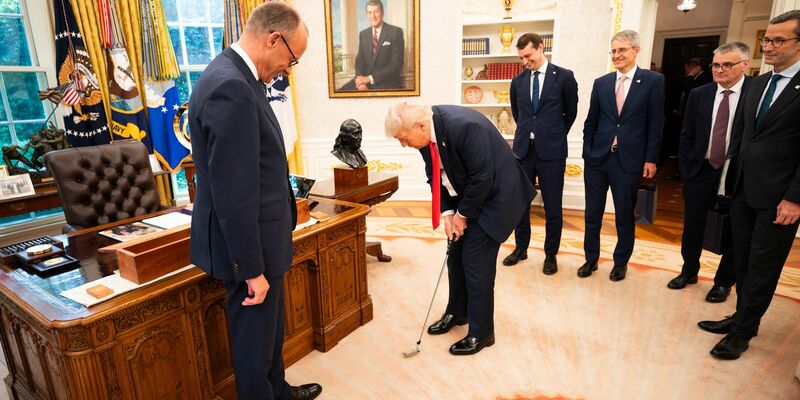 Sporteinlage im Oval Office während des Besuchs des Kanzlers beim US-Präsidenten. - Foto: Steffen Kugler/Bundesregierung/dpa