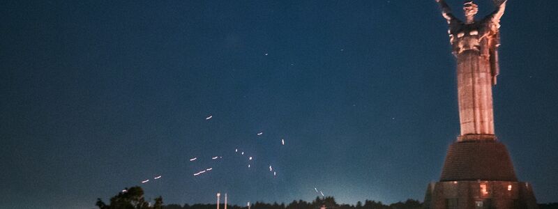 Die ukrainische Flugabwehr nimmt russische Drohnen am Himmel über Kiew unter Beschuss.  - Foto: Patrick Muzart/ZUMA Press Wire/dpa