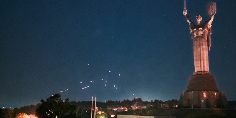 Die ukrainische Flugabwehr beschießt angreifende Drohnen am Nachthimmel über Kiew. - Foto: Patrick Muzart/ZUMA Press Wire/dpa