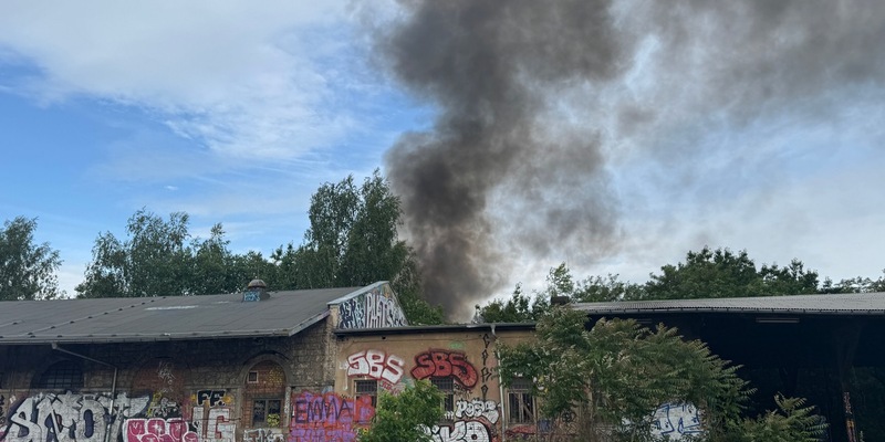 FW Dresden: Gebäudebrand auf ehemaligem Bahnhofsgelände - Großeinsatz der Feuerwehr Dresden - Foto: presseportal.de