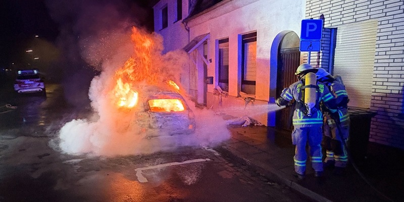 Feuerwehr Goch: Brandstiftung: PKW-Brand droht auf Wohnhaus überzugreifen - Foto: presseportal.de