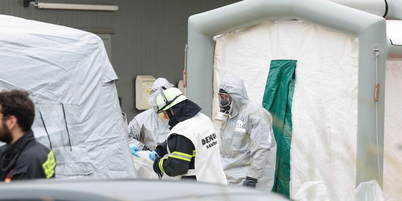 Ein Lösungsmittel auf Acetonbasis hat vermutlich die Hautreizungen bei Mitarbeitern eines DHL-Verteilzentrums in Langenzenn verursacht.  - Foto: Daniel Karmann/dpa